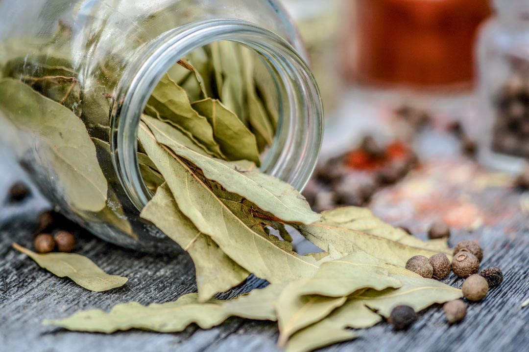 เบย์ลีฟขวดแก้วตรามือ 3 กรัม (05-1087)