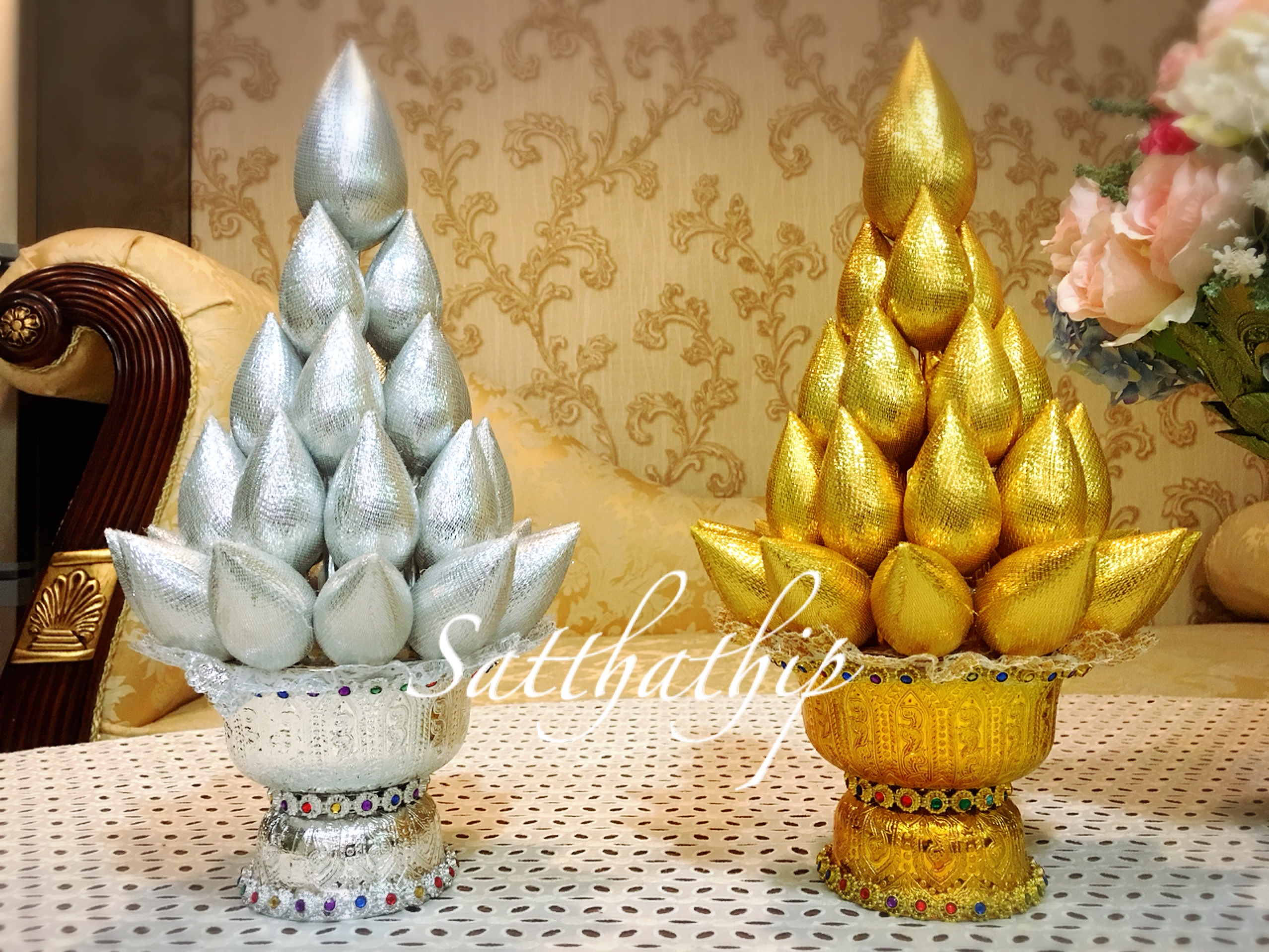 พานพุ่มดอกบัวเงินทอง