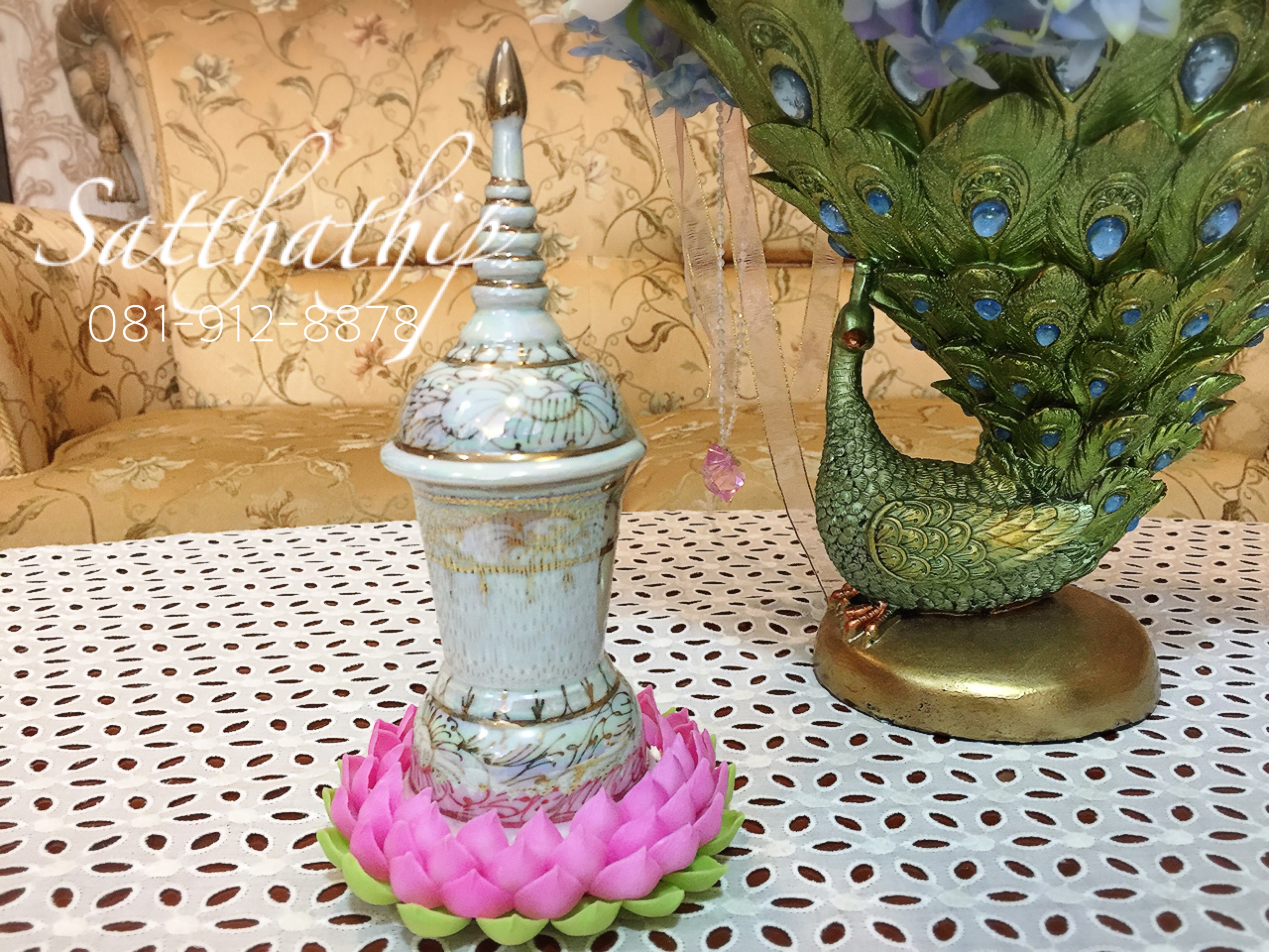 โกศอัฐิเซรามิก เคลือบมุก บนถาดบัว ประดิษฐ์จากดิน