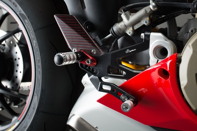 ชุดเกียร์ Lightech ( Adjustable Rearsets) สำหรับ Panigale V4