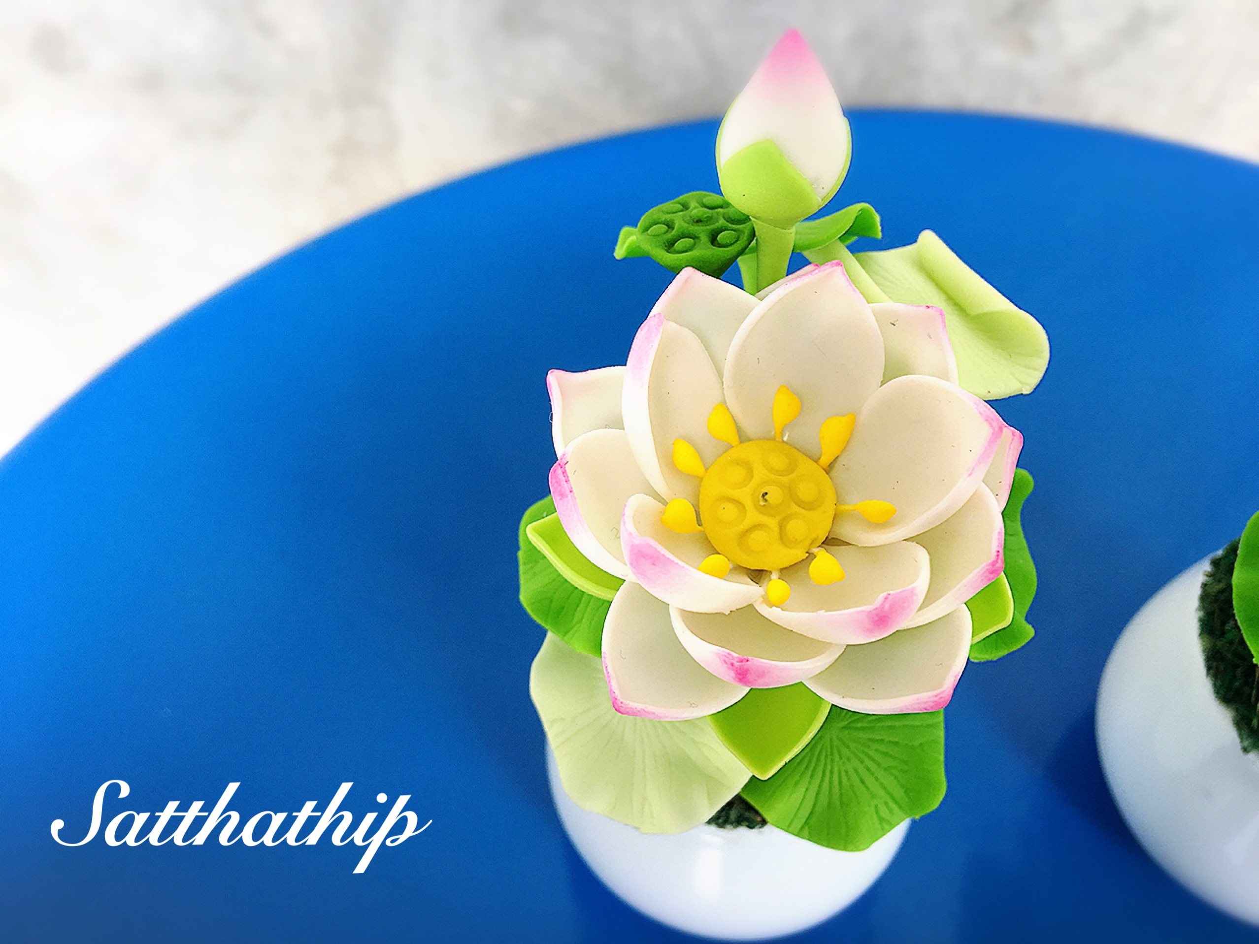 แจกันดอกบัว - ดอกบัวประดิษฐ์ - แจกันดอกบัวหลวงสีขาวอมชมพู (ข้างละ 1 ดอก) ประดิษฐ์จากดิน - แจกันดอกบัวประดิษฐ์ - Lotus Flower