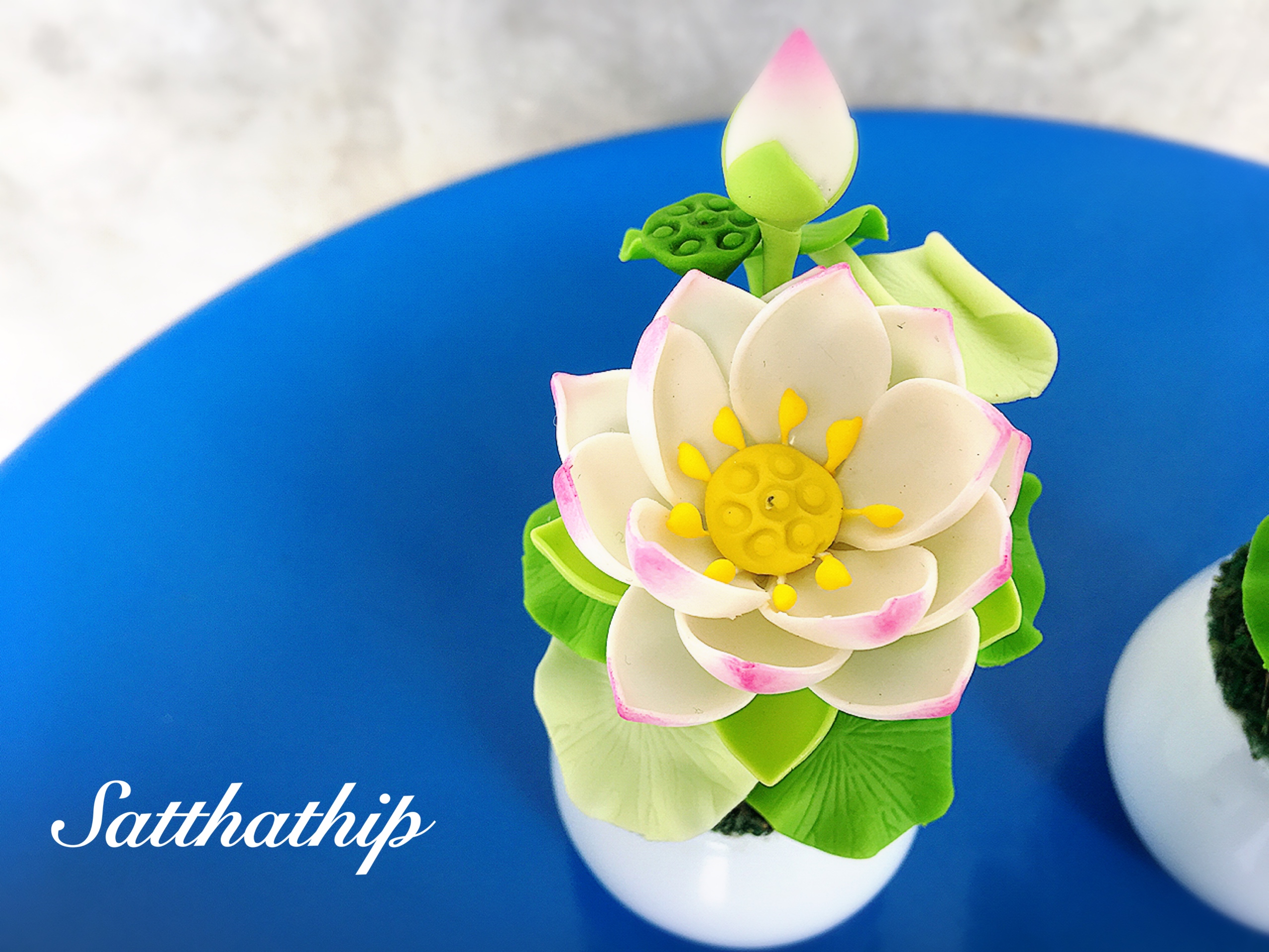 แจกันดอกบัว - ดอกบัวประดิษฐ์ - แจกันดอกบัวหลวงสีขาวอมชมพู (ข้างละ 1 ดอก) ประดิษฐ์จากดิน - แจกันดอกบัวประดิษฐ์ - Lotus Flower