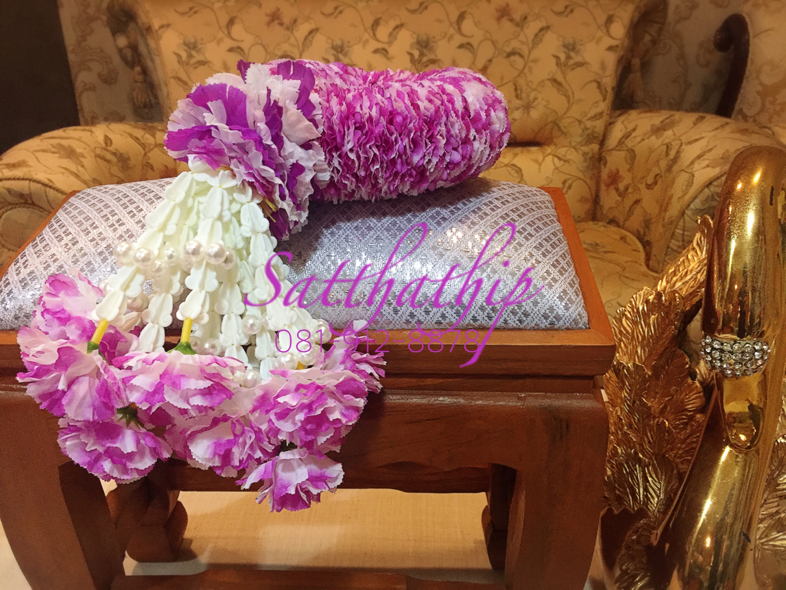 พวงมาลัยผ้า ดอกคาเนชั่น (ร้อยด้วยกลีบ) สีม่วงผสมขาว - พวงมาลัยผ้า - Fabric garland