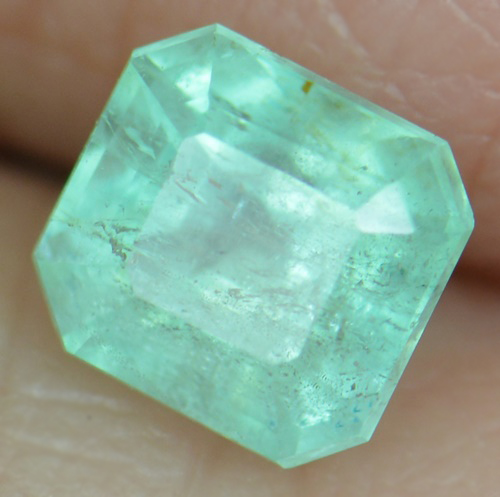 พลอยมรกตดิบ (Emerald) 0.68 กะรัต No oil
