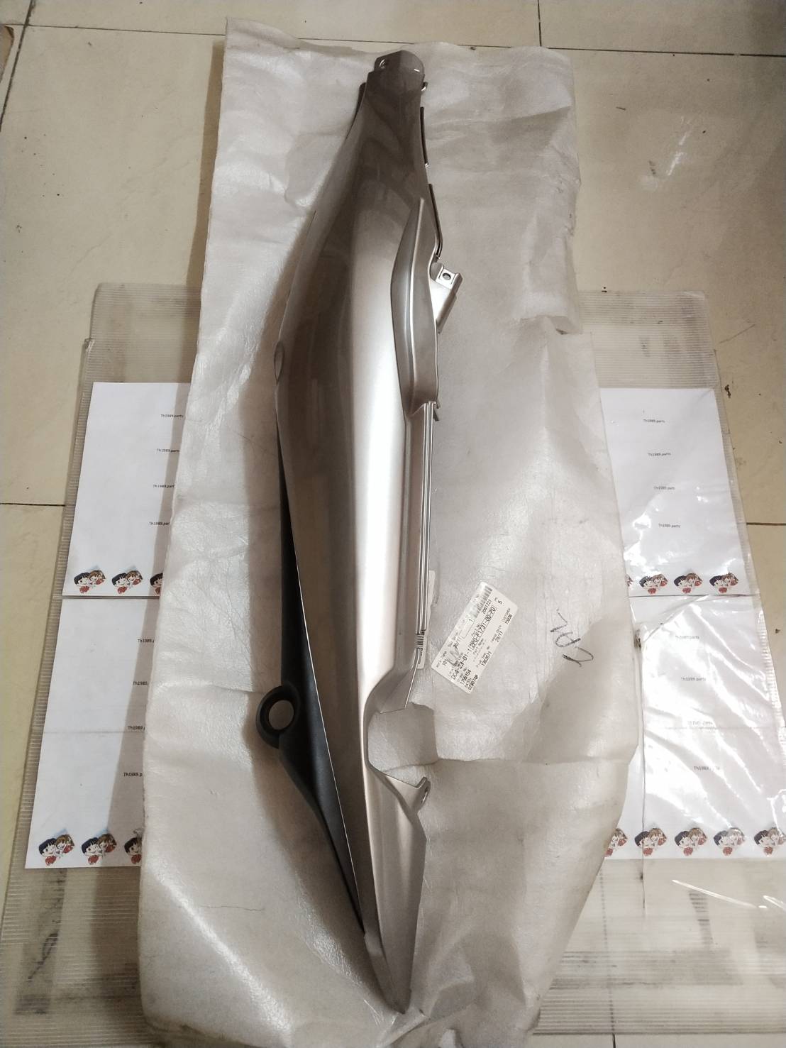ฝาข้างซ้ายตัวยาวสีเทา สำหรับรุ่น SPARK X อะไหล่แท้ YAMAHA 2P0-F1731-00-P0