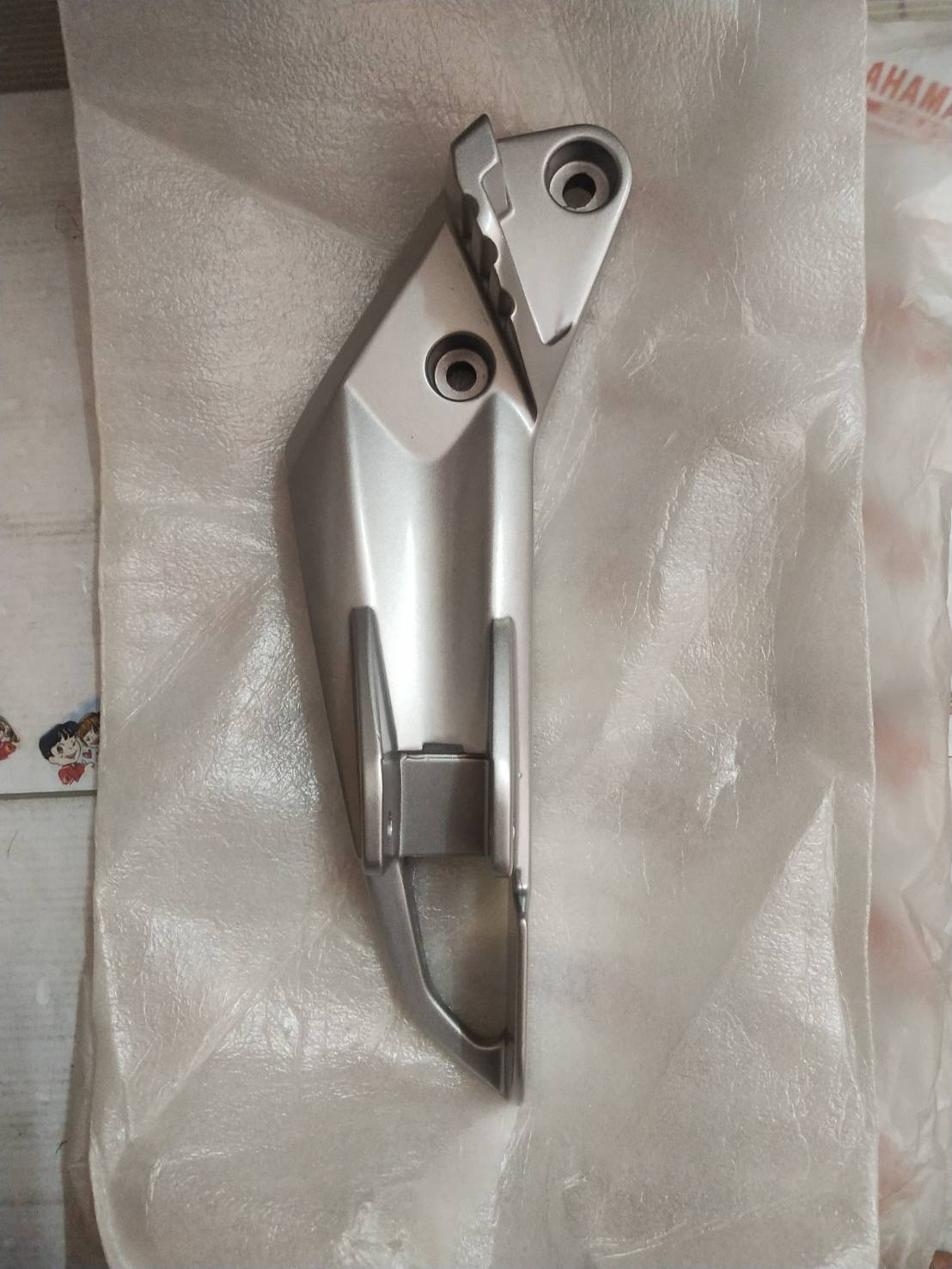 แผงรองพักเท้าขวา สีเทา สำหรับรุ่น NOUVO MX อะไหล่แท้ YAMAHA 1P7-F7462-00