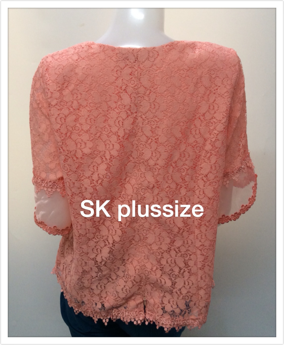 เสื้อลูกไม้ สีส้ม แต่งผ้าแก้วคล้ายเสื้อคลุม รอบอก 36 นิ้ว