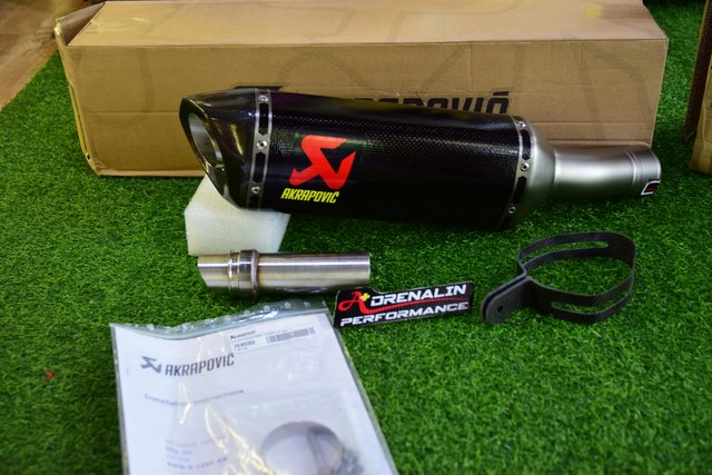 Akrapovic (Carbon) Slip-On สำหรับ S1000RR 2020+ (For Exhibition only)