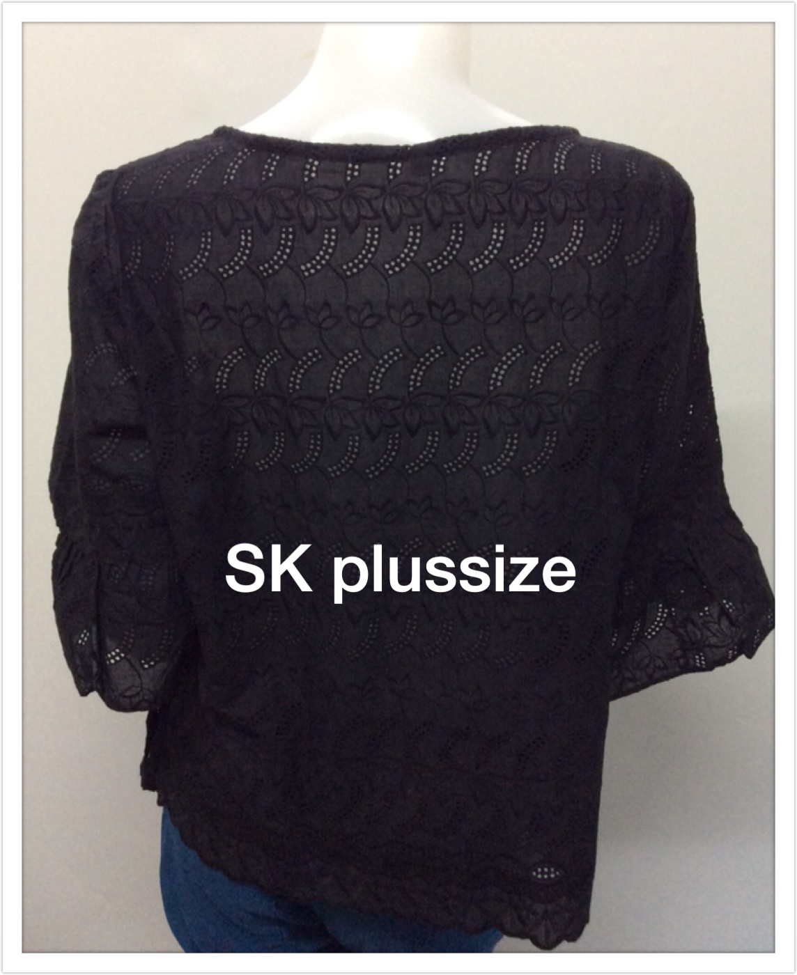 เสื้อคอตตอนฉลุ สีดำ คอปาด แขนต่อระบาย รอบอก 44 นิ้ว