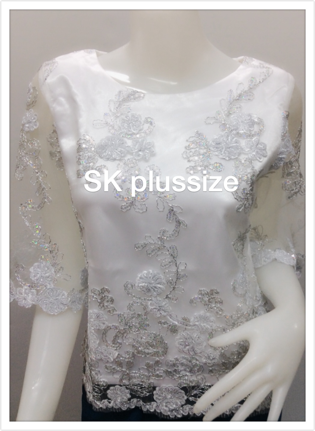 เสื้อลูกไม้บุหงา คอปาด แขน 3 ส่วน สีขาว รอบอก 36 นิ้ว