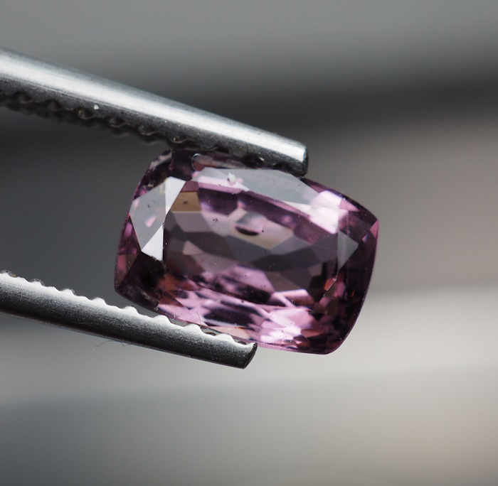 พลอยสปิเนล (Purple Spinel ) 1.05 กะรัตสีม่วง