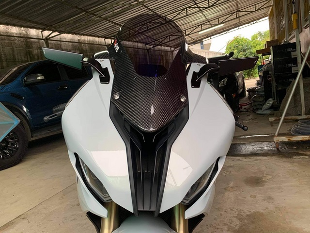 กระจกข้าง Rizoma รุ่น stealth ทำหน้าที่เป็นเหมือนสปอยเลอร์ สร้างแรงกด downforce สำหรับ S1000RR 2020+