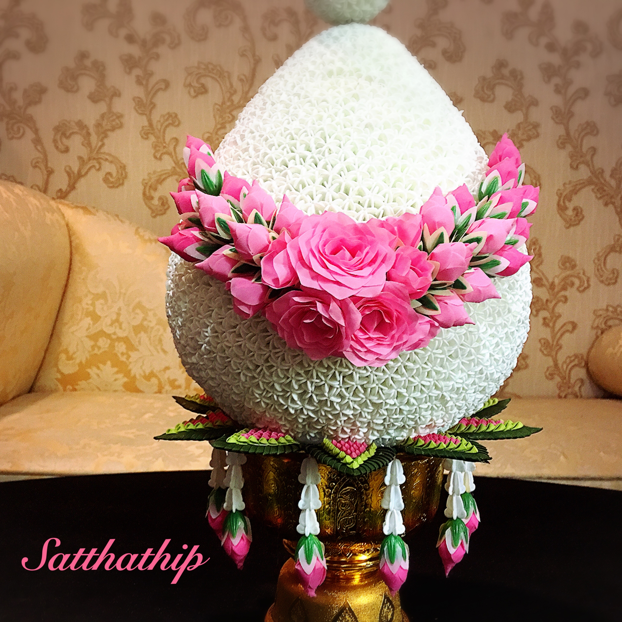 พานพุ่มดอกรัก/พานพุ่มดอกรักประดิษฐ์ (พลาสติก) ประดับช่อเอื้อง และยอดกลีบกุหลาบผ้า - Phan bush