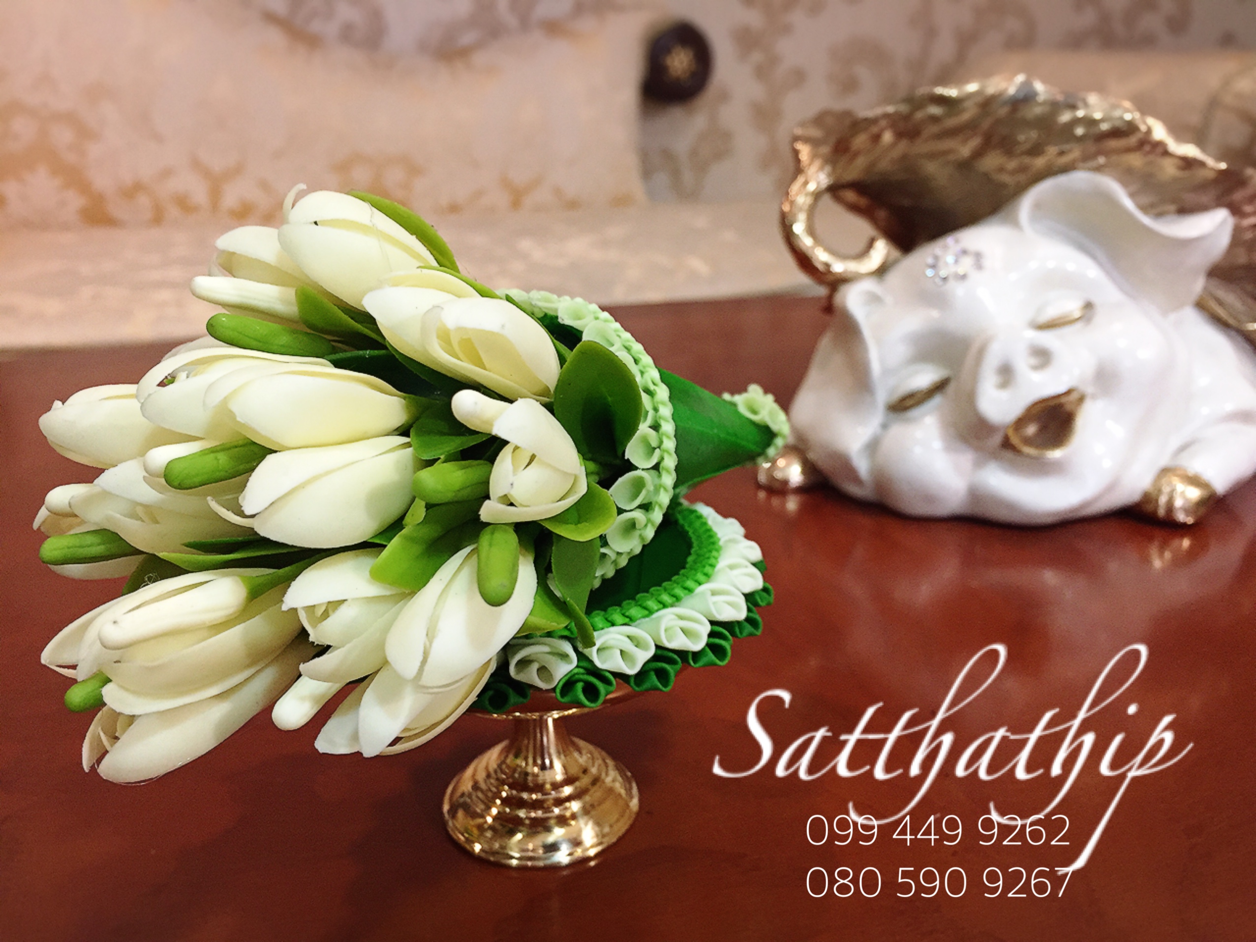 ชุดกรวยดอกจำปี พร้อมถาดใบตอง ประดิษฐ์จากดิน บนพานทองเหลือง - ดอกจำปี - White Champaka