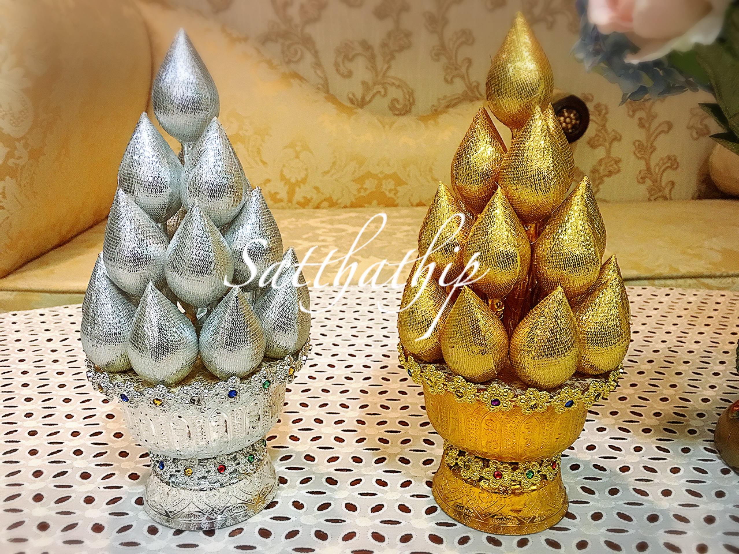 พานพุ่มดอกบัวเงินทอง