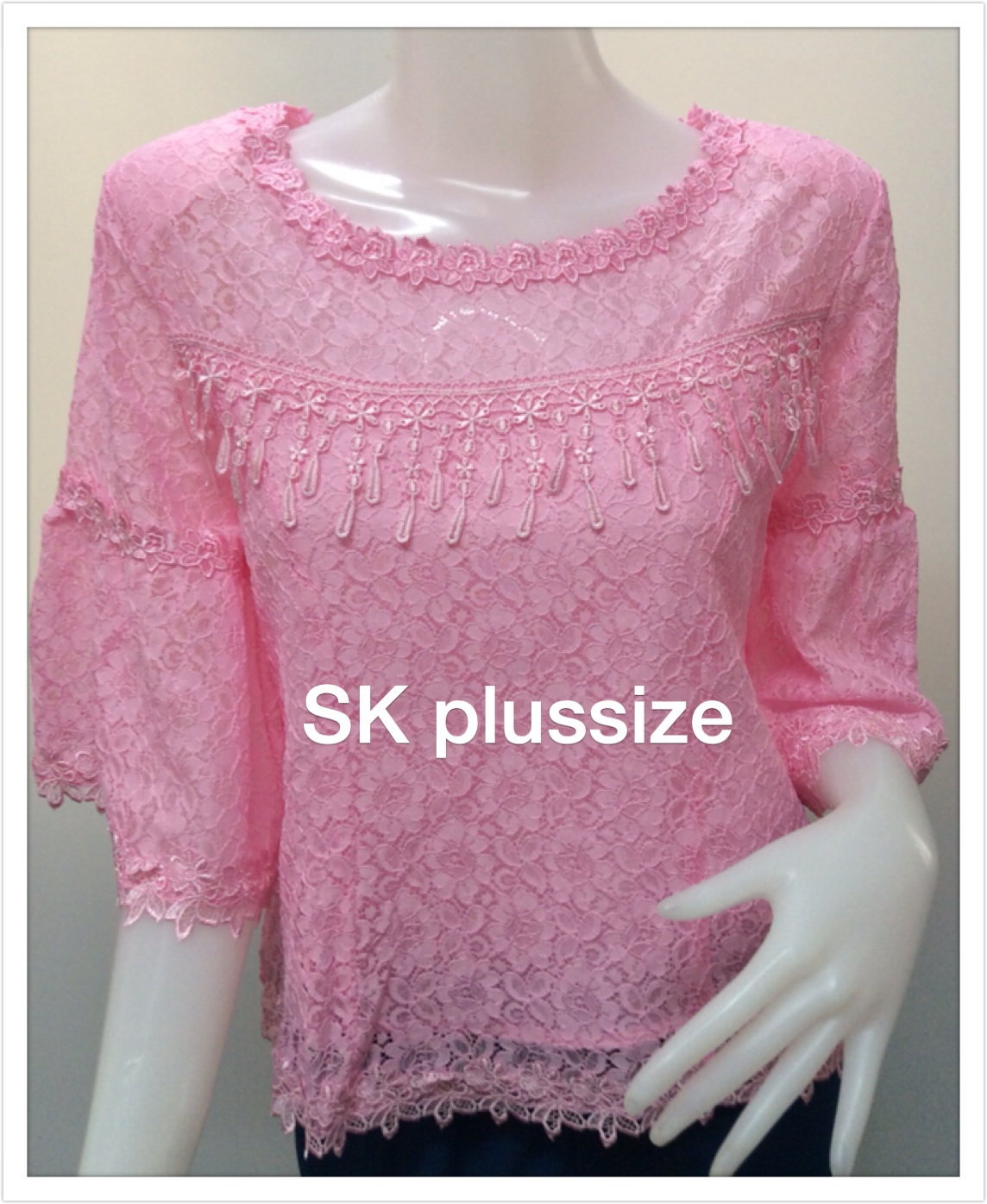 เสื้อลูกไม้ แขนพุ่ม สีชมพู รอบอก 38 นิ้ว