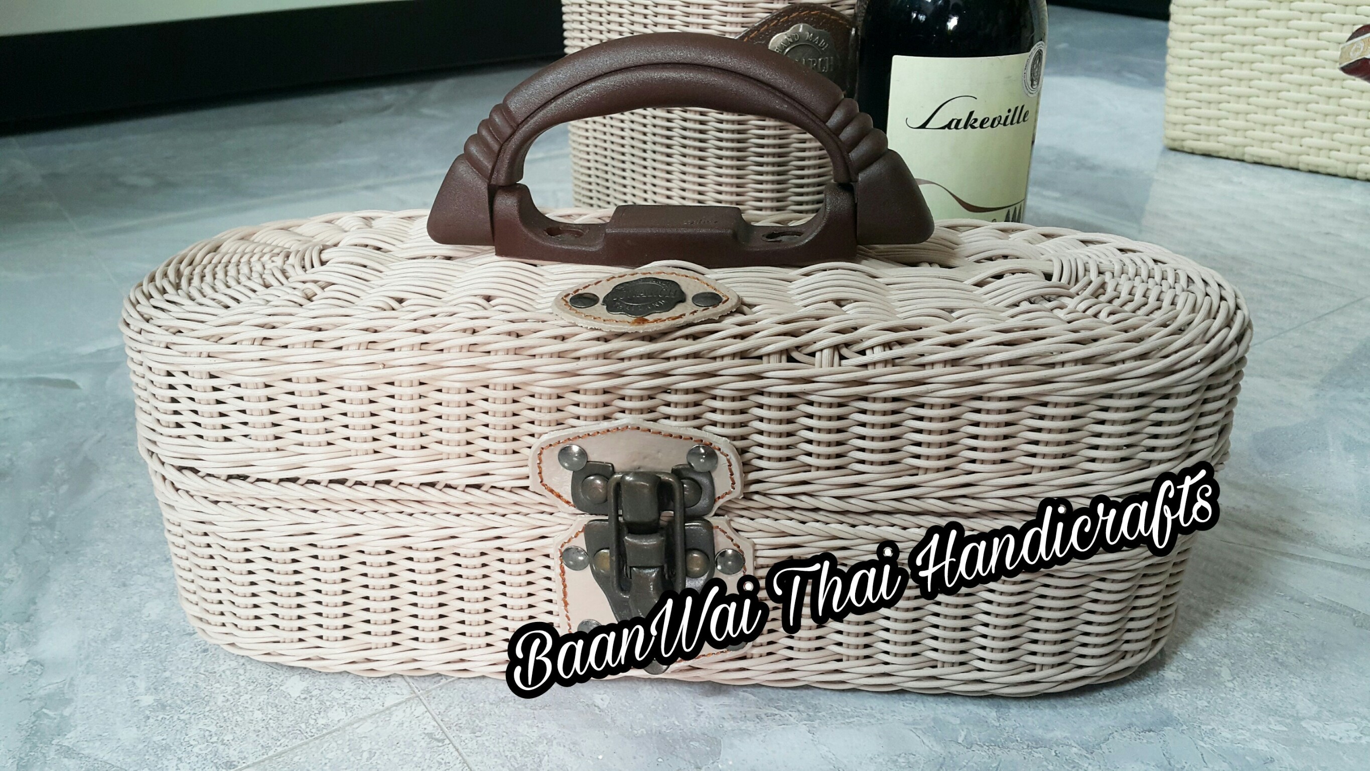 ตะกร้าใส่ขวดไวน์ หวายเทียม ฝาปิด