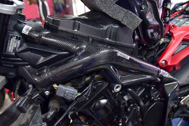 Carbon2Race คาร์บอนครอบเฟรม สำหรับ street triple 675 โปร ลดแรง