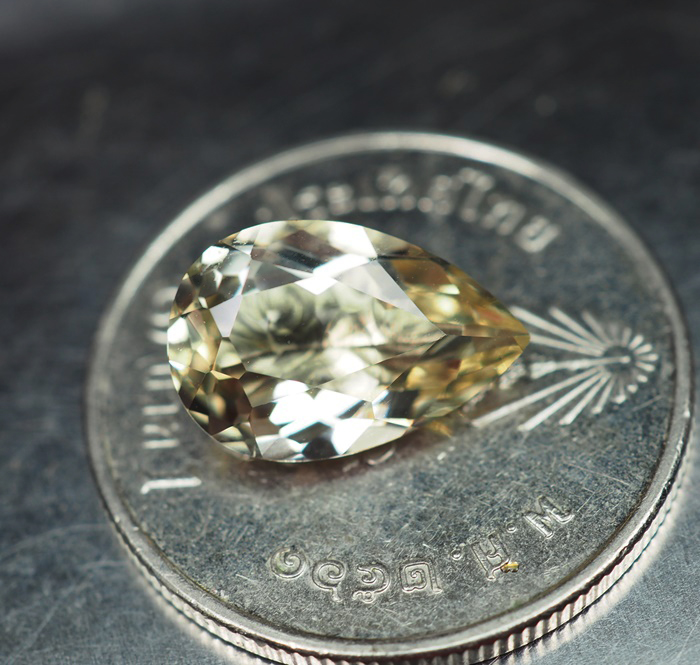 สคาโพไลท์สีเหลืองอ่อน (Scapolite) 2.10 กะรัต