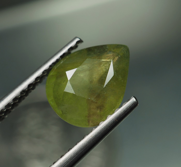 แซฟไฟร์สีเขียว (Sapphire) 1.90 กะรัต
