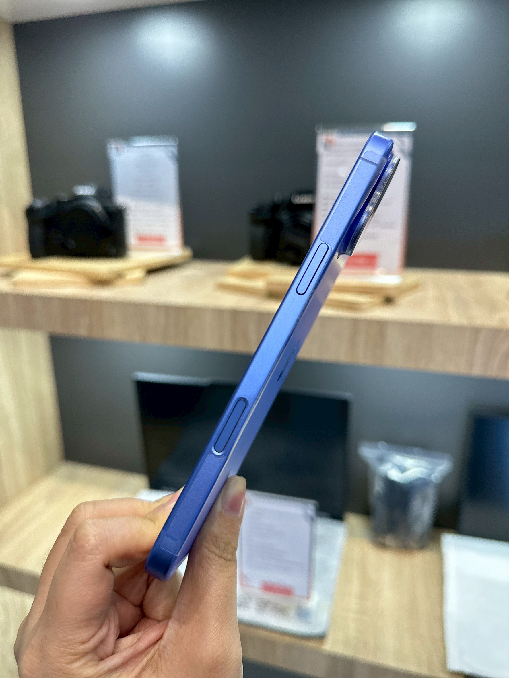 iPhone 16 Plus 128GB Ultramarine