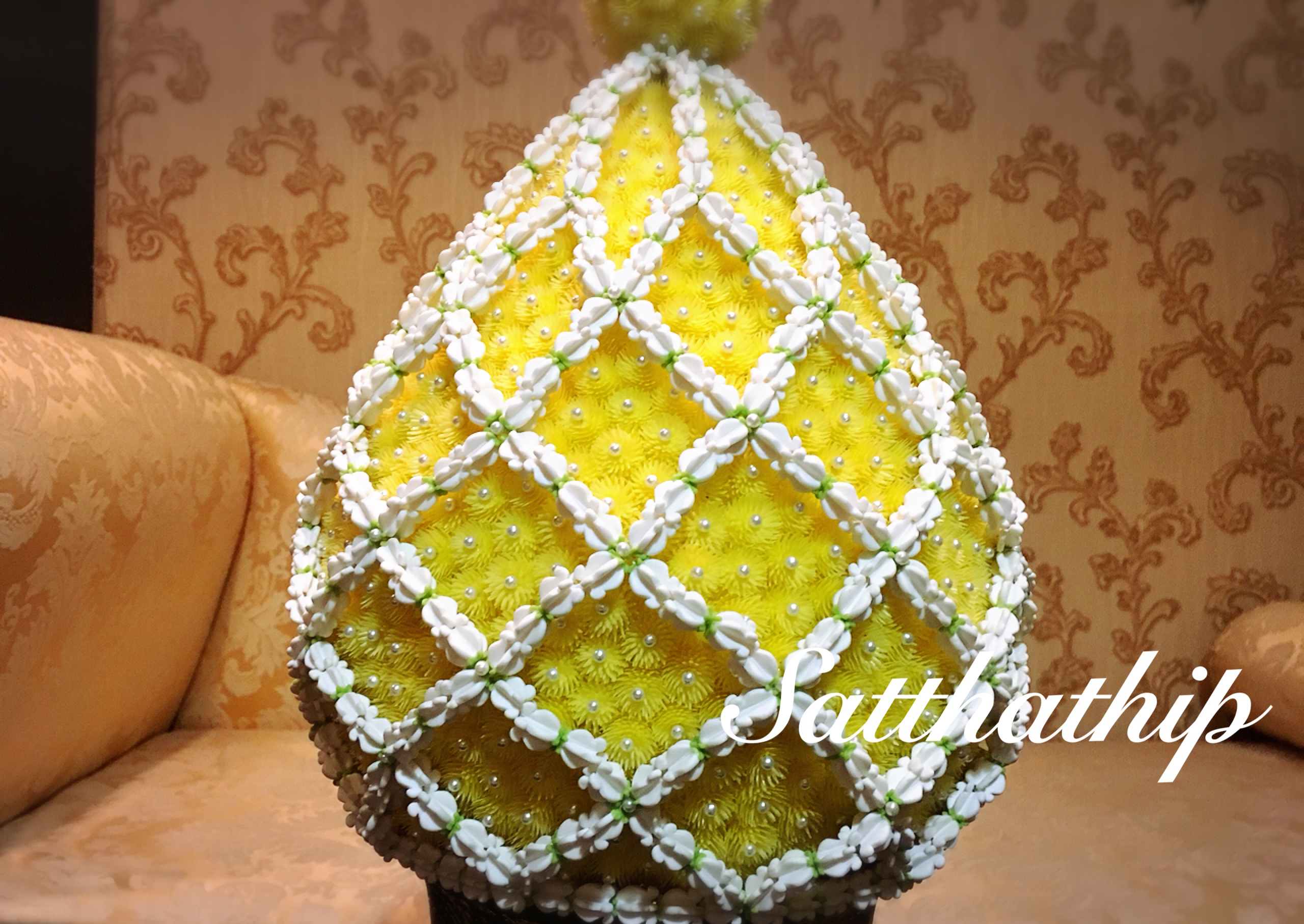 พานพุ่มดอกบานไม่รู้โรย คลุมตาข่ายดอกรักประดิษฐ์ - Phan bush