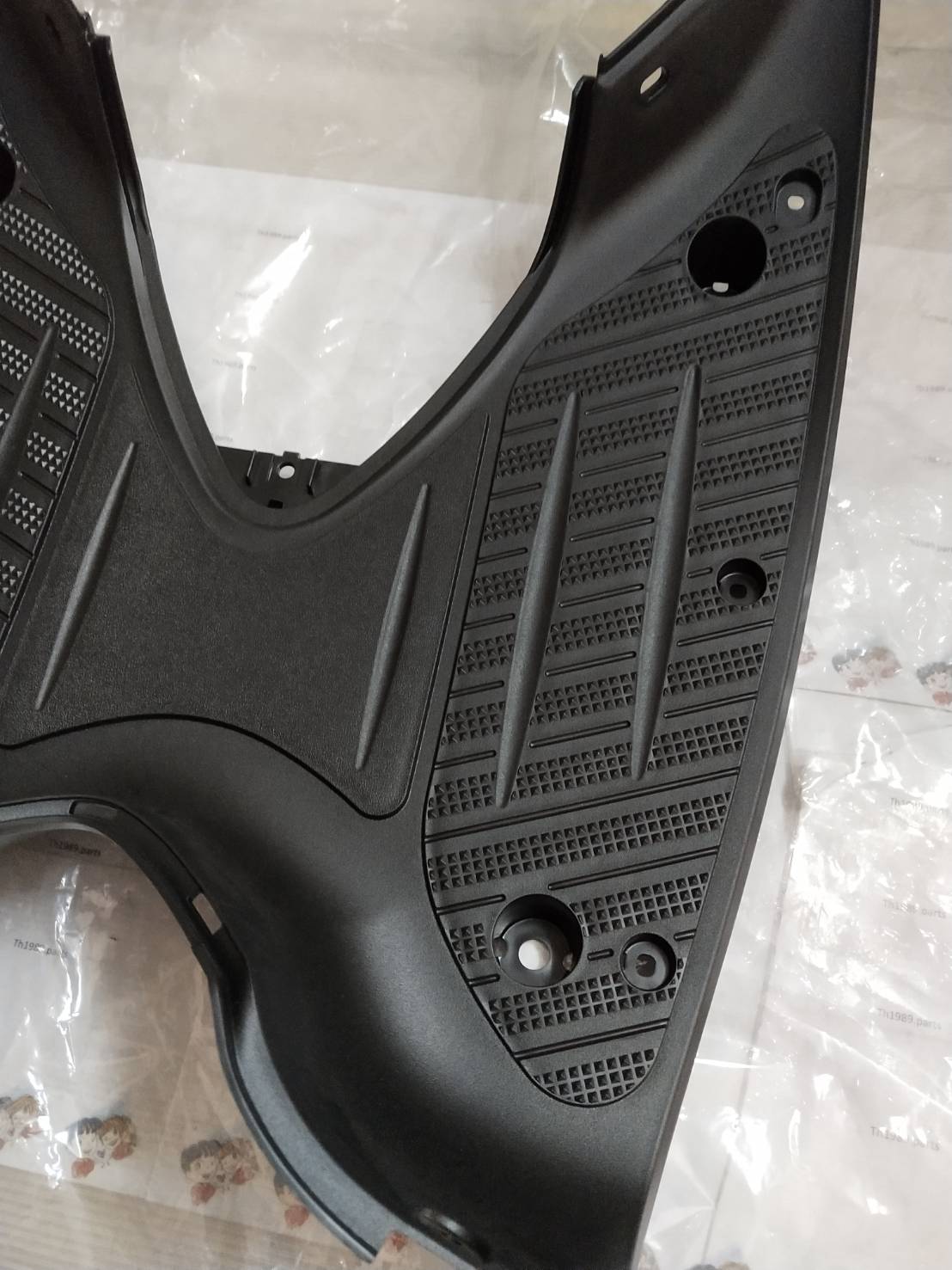 แผ่นรองพักเท้าสีดำฟีโน่หัวฉีด FINO FI 115cc. FINO115I อะไหล่แท้ YAMAHA 1YC-F7481-00 รหัสทดแทน 1YC-F7481-01