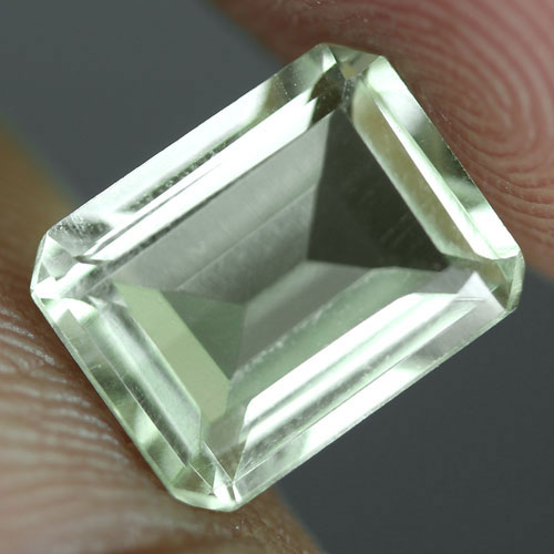 โทปาสพลอยสีเขียวอ่อน (Green Topaz) 2.35 กะรัต