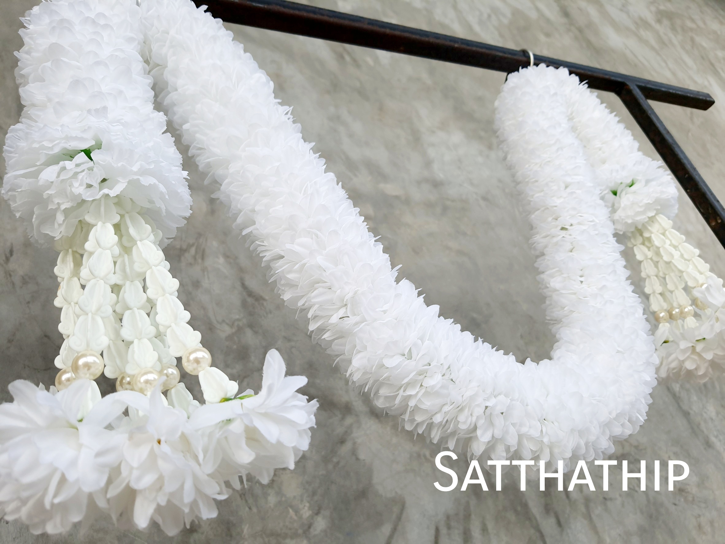 พวงมาลัยผ้าสองชาย [แบบตัดก้านดอก ร้อยแน่น 450 บาท/เมตร]