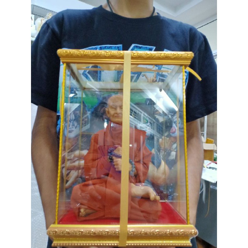 ตู้กระจกพร้อมพระเกจิ ของที่ระลึก ของขวัญ ของมงคล