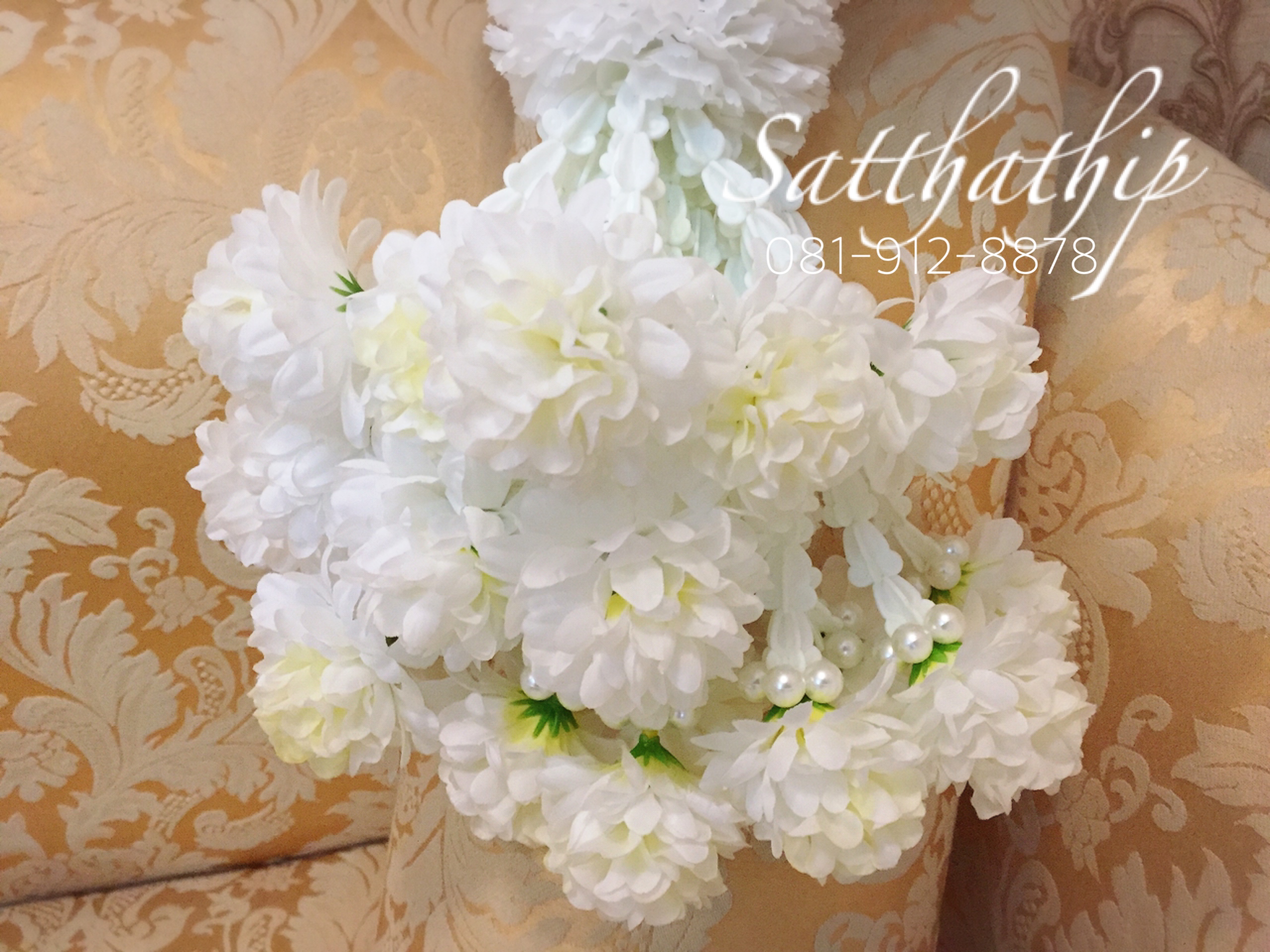 พวงมาลัยผ้า ดอกคาเนชั่น (ร้อยด้วยกลีบ) สีขาว - พวงมาลัยผ้า - Fabric garland