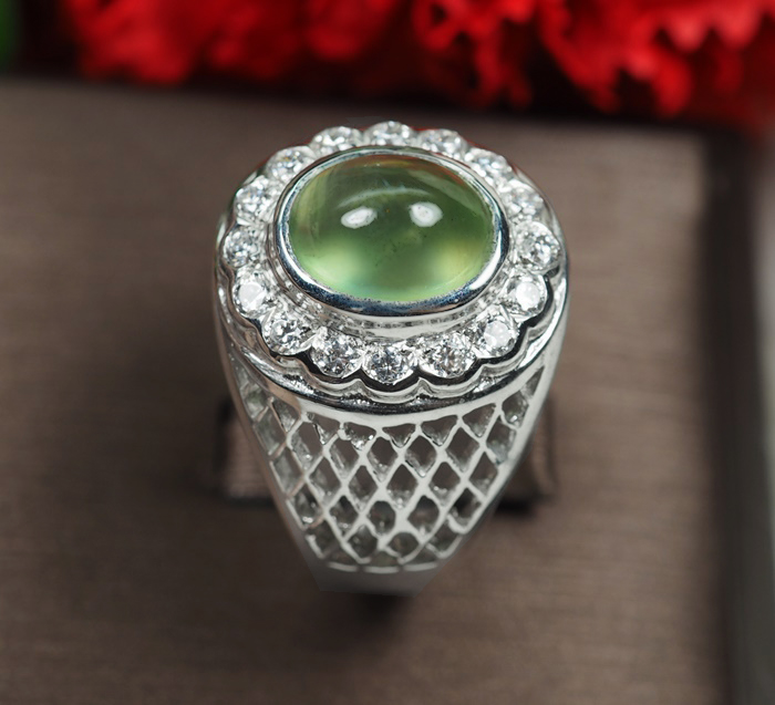 แหวนพรีไนท์สีเขียวสวย 4 กะรัตล้อมพลอยเนื้อแข็ง