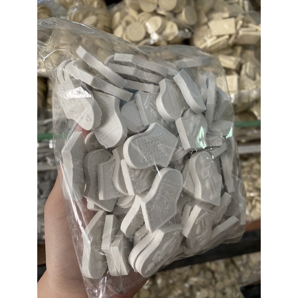 พระผง ท้าวเวสสุวรรณ สีขาว พระเเจก สำหรับเเจกงานมงคล 1 ถุงมี100 องค์