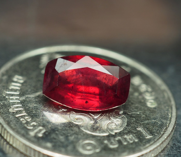 พลอยทับทิม (Ruby) 1.85 กะรัตสีแดงเข้ม