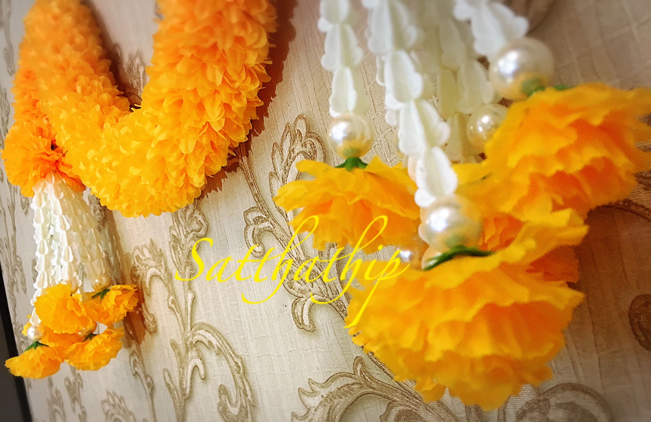 พวงมาลัยผ้าสองชาย [แบบตัดก้านดอก ร้อยแน่น 450 บาท/เมตร]