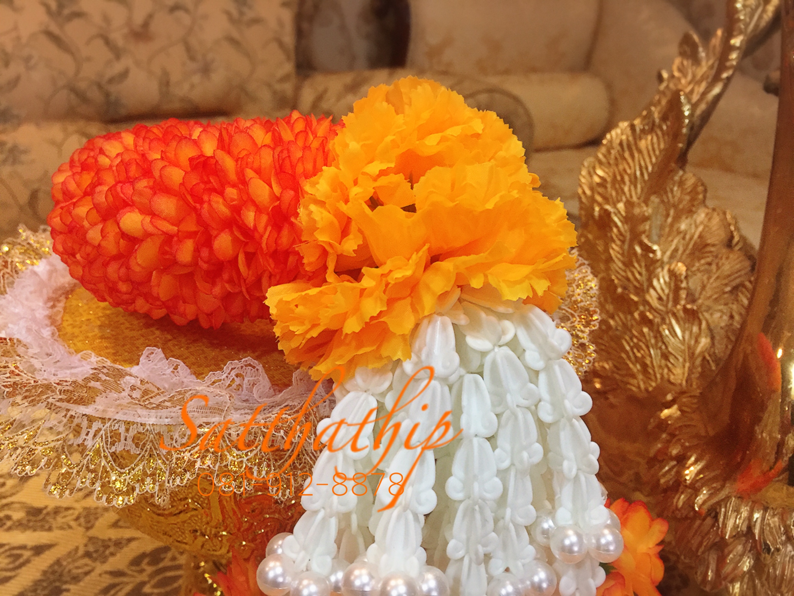 พวงมาลัยผ้า ดอกมัม (ร้อยด้วยกลีบ) สีเหลืองส้ม (เพิ่มลักษณะพิเศษด้วยชายดอกไม้มุกพลาสติก) - พวงมาลัยผ้า - Fabric garland