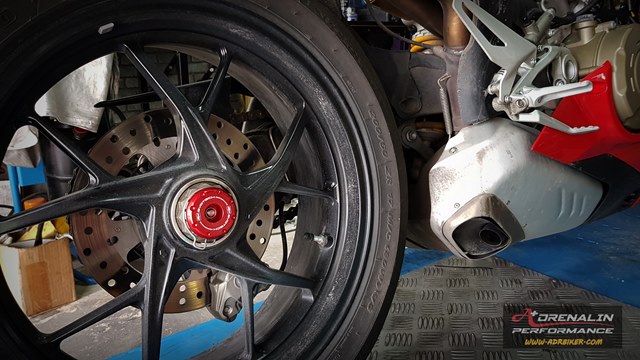 Evotech กันล้มล้อหลัง (REAR FORK SPINDLE) สำหรับ Panigale V2