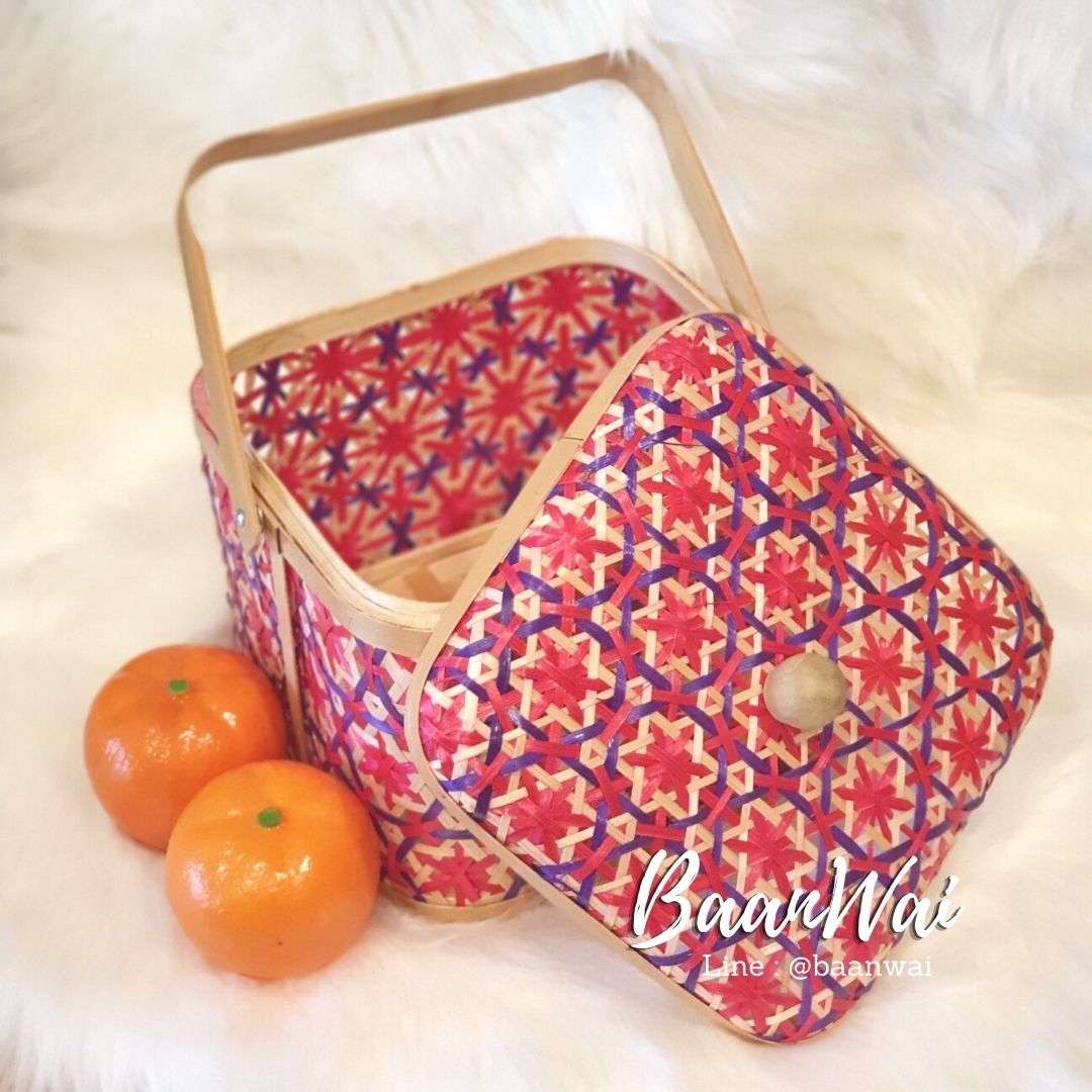 ปิ่นโตไม้ไผ่ ลายพิกุล ทรงเหลี่ยม หูพับ ขนาด 8*8*6 นิ้ว