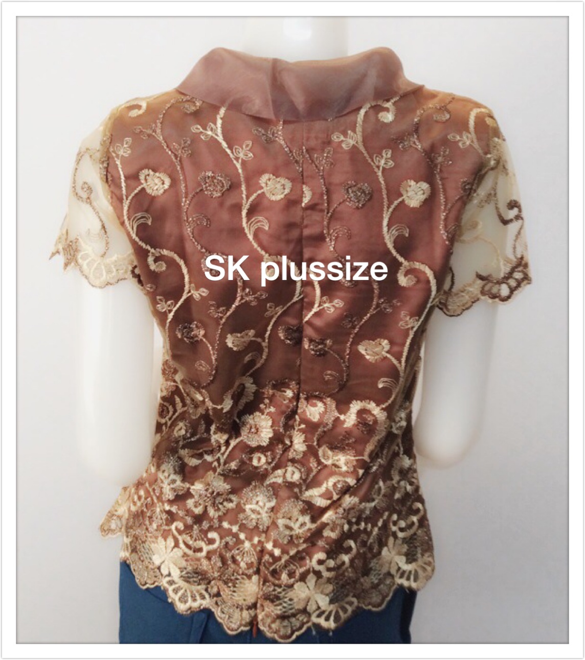 เสื้อลูกไม้บุหงา สีน้ำตาล ปกผ้าแก้ว พร้อมเข็มกลัด รอบอก 36 นิ้ว