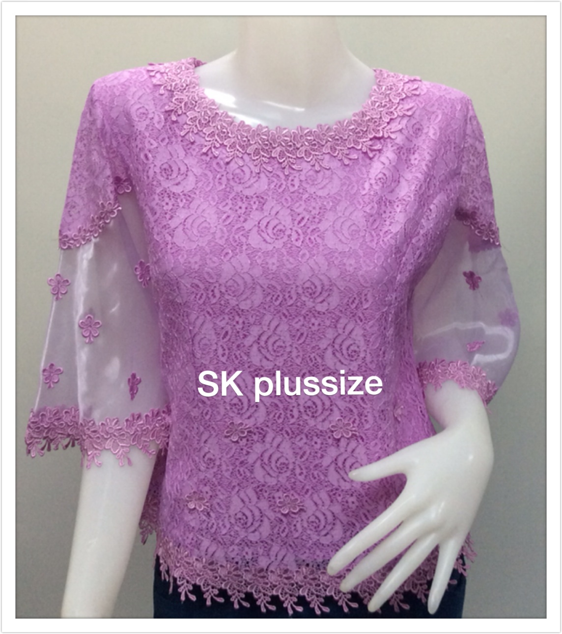 เสื้อลูกไม้ สีม่วง แขนบานต่อผ้าแก้ว รอบอก 42 นิ้ว