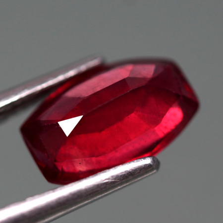 พลอยทับทิม (Ruby) 1.85 กะรัตสีแดงเข้ม
