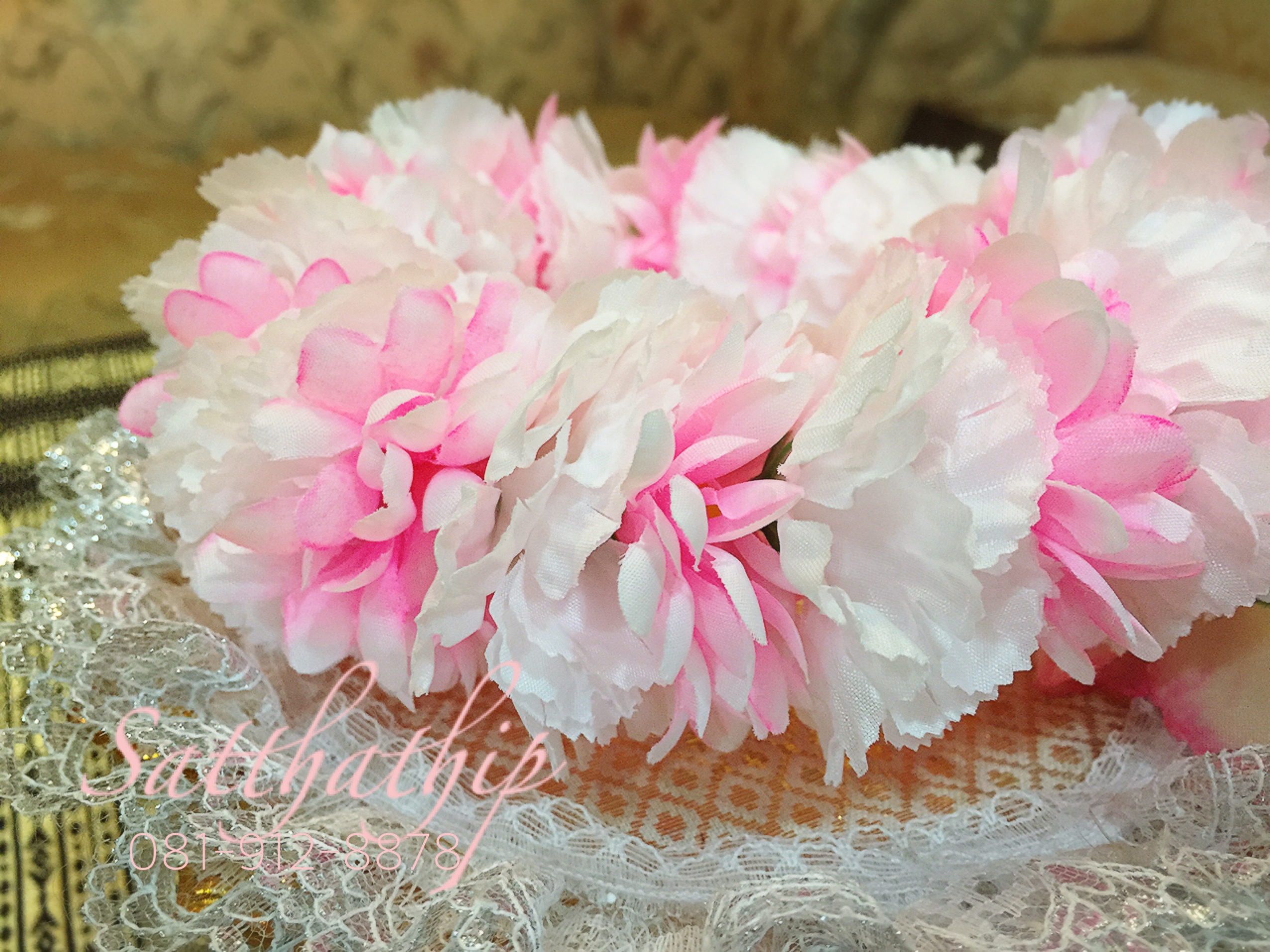 พวงมาลัยผ้า ดอกมัมผสมดอกคาเนชั่น สีชมพูอ่อน - Fabric garland
