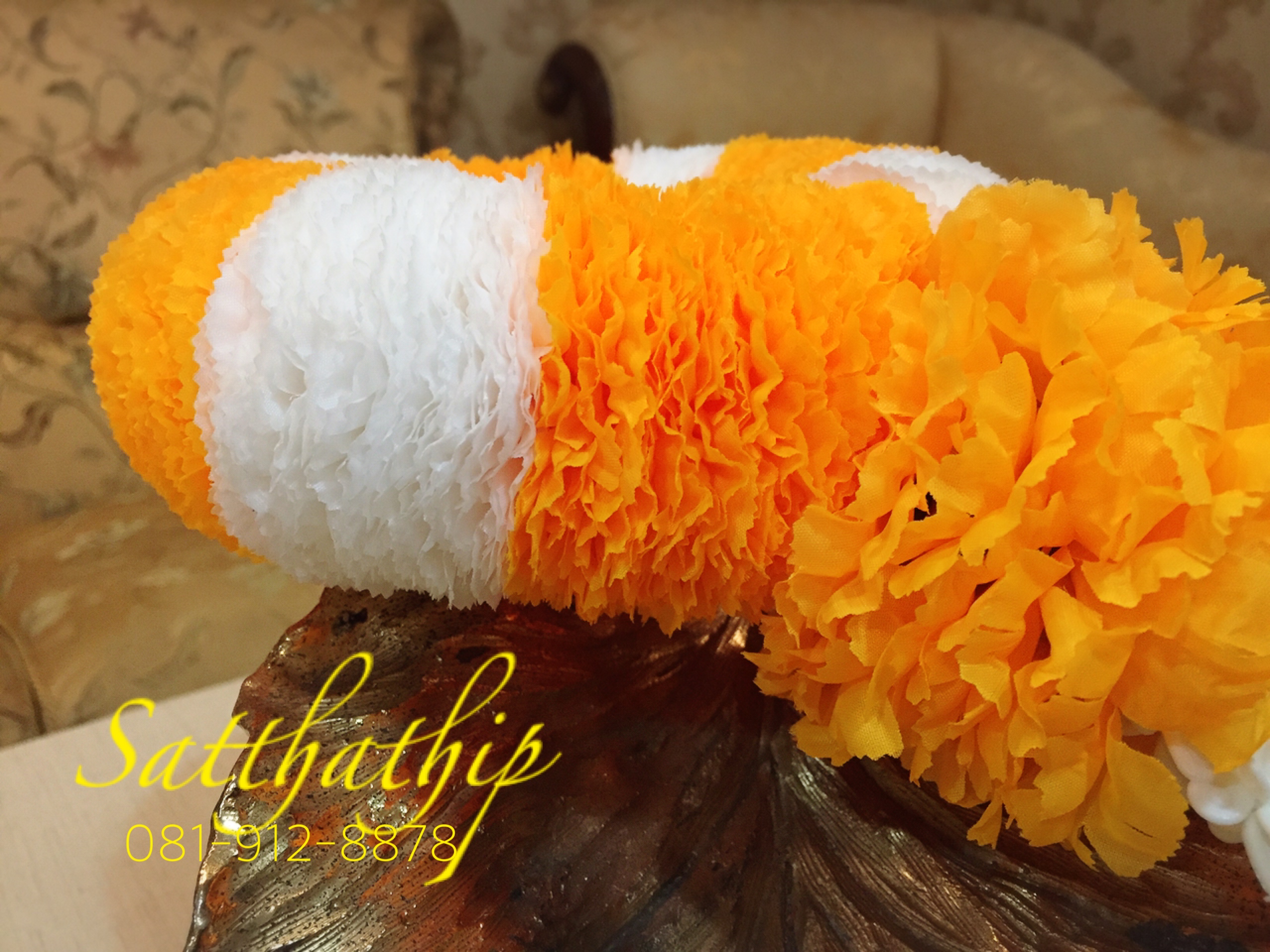 พวงมาลัยผ้า ดอกคาเนชั่น (ร้อยด้วยกลีบ) สีเหลืองส้ม - Fabric garland