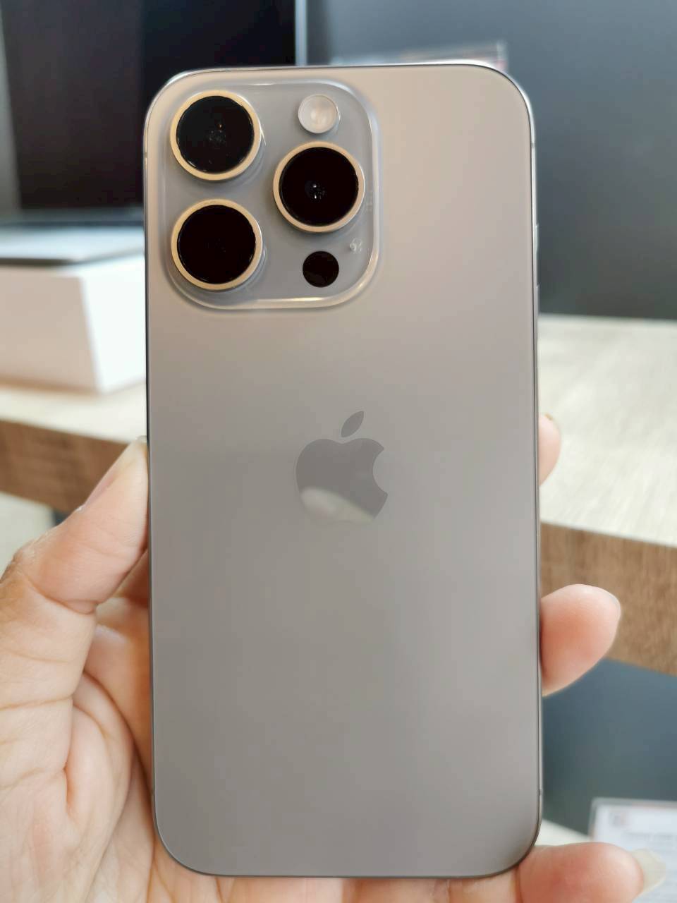 iPhone 15 Pro 1TB Natural Titanium