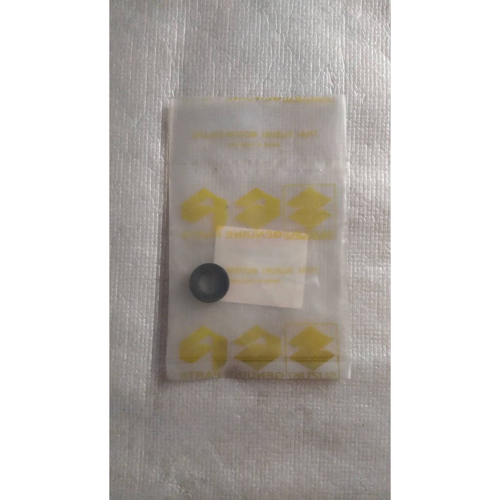 ยางรองพักเท้าขวา สำหรับรุ่น FD110X-Z อะไหล่แท้ SUZUKI 43817-23F20-000