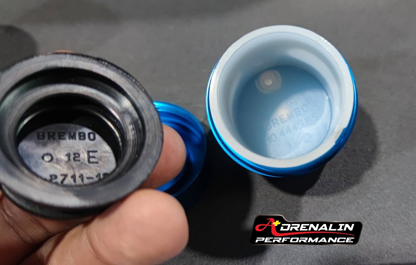 Lightech - กระปุกน้ำมัน และ ขาติดตั้ง สำหรับรถทุกรุ่น มีสี แดง , น้ำเงิน , ดำ