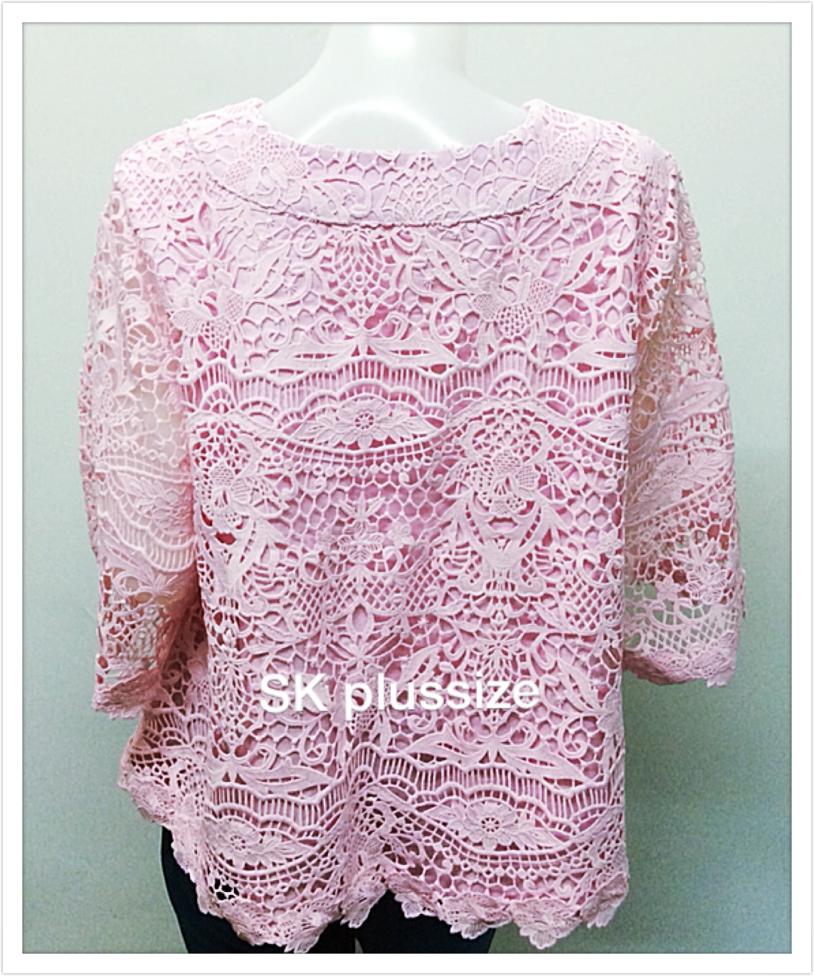 เสื้อลูกไม้ทรงเอ สีชมพู คอปาด แขนบาน 3 ส่วน รอบอก 48 นิ้ว