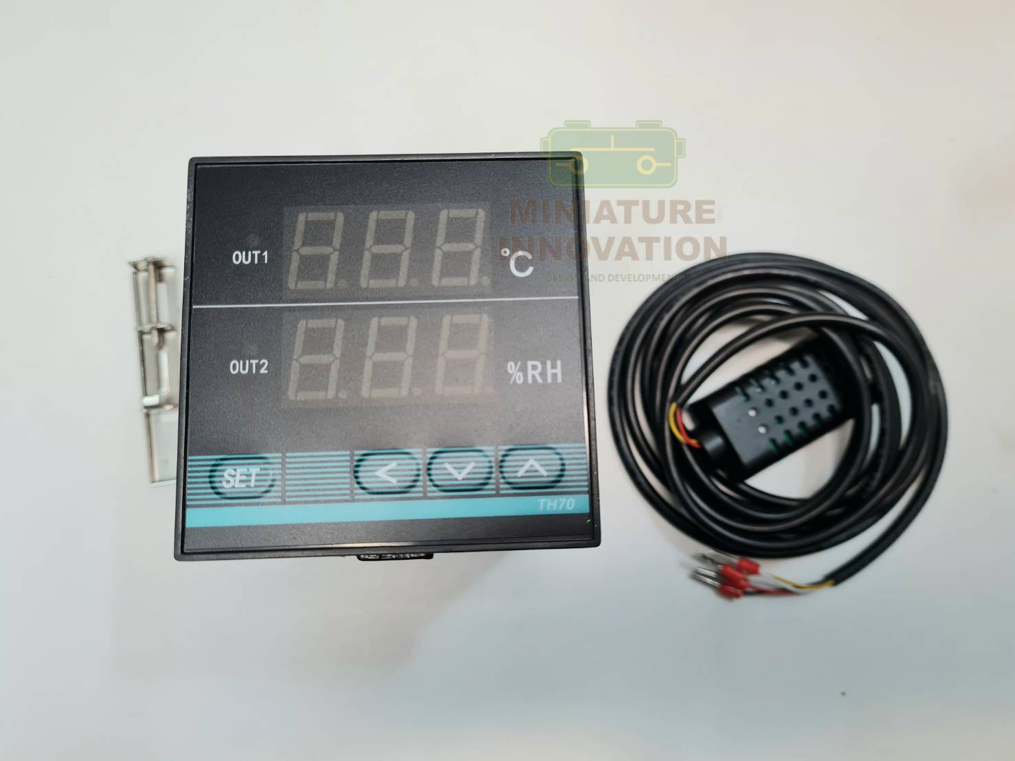 เครื่องควบคุมความชื้นและอุณหภูมิแบบดิจิตอล Digital temperature and humidity controller 72X72mm