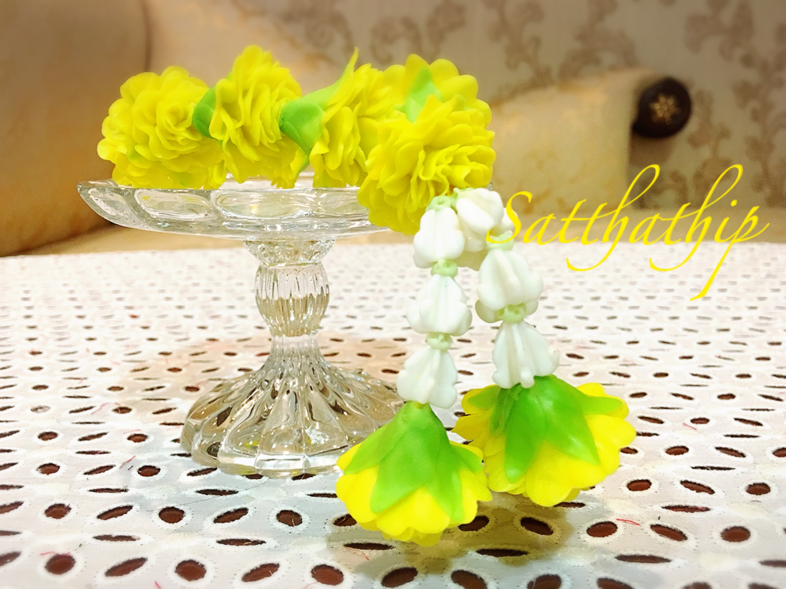 ชุดพวงมาลัยดอกดาวเรือง ประดิษฐ์จากดิน พร้อมพานแก้ว - Marigold garland - Marigold mala