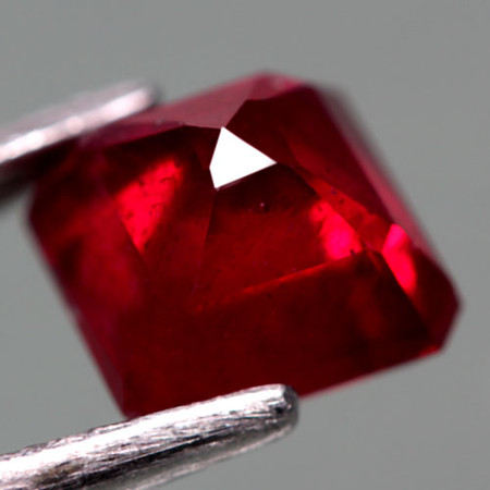 พลอยทับทิม (Ruby) 1.85 กะรัตสีแดงเข้มลดราคา